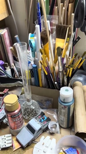 Painting spacecraft models with precision tools #miniature #scifi #painting