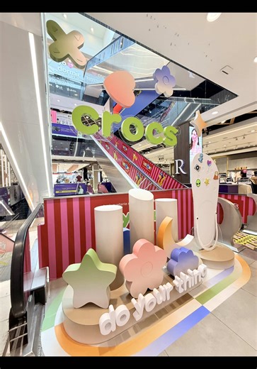 ¿Cómo instalamos Crocs en menos de 2 horas? 🕒🐊 Acompáñanos a vivir este montaje en el Jockey Plaza. Desde la logística del camión hasta el encaje perfecto de cada pieza técnica. Henry e Isaac se lucieron para dejar todo listo para la apertura. 🏁⚡ En Plan Visual nos apasiona llevar la fabricación del taller a la realidad con precisión total. ¿Te gusta cómo quedó? 👇 #retail #Crocs #JockeyPlaza #vlogs #fyp