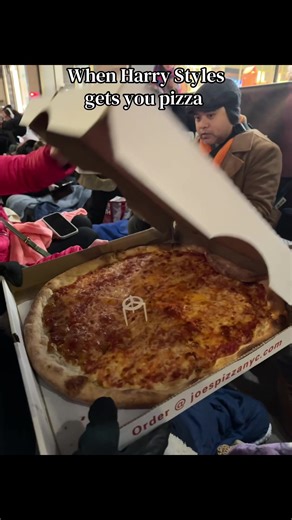 Harry Styles Delivers Pizza on SNL: A Memorable Moment