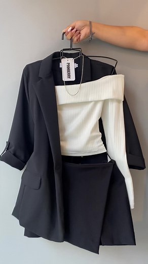 Mira esta idea de outfit 👆🏻✨Con el Blazer largo, la blusita Blake y la faldita short Tinker🖤 combinalo con las botas de 4 hebillas y listo tu outfit para este puente festivo🔥 Entrega inmediata 📲300 505 96 95 #enviosnacionales #vestidos #faldas #tienda #ropamujer #outfitinspo