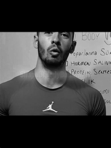 Ege Fitness’ın triceps konusunda yaptığı tespit doğru. Göğüs ve omuz antrenmanları zaten triceps kasını dolaylı olarak çalıştırır. Senin programında hem “göğüs-biceps” gününde hem “sırt-triceps” gününde hem de “omuz-bacak” gününde triceps aktif oluyor. Bu da haftada üç kez, yeterli toparlanma süresi olmadan triceps’in uyarılması anlamına geliyor. Sonuç olarak kas gelişimi yavaşlayabilir, hatta aşırı yorgunluk veya sakatlık riski artabilir. Genel olarak bu tür programlarda kas grupları arası çakı