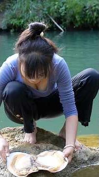 🐚💍Treasure hides in river mussels as the young girl digs through mud
