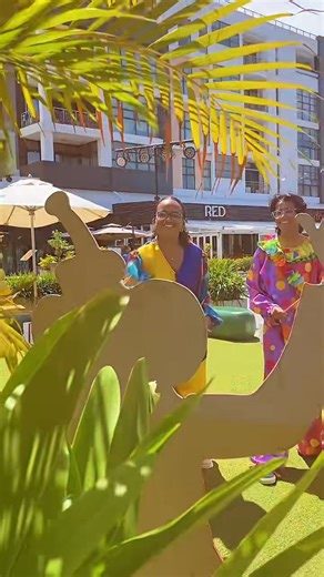 🎶🛍️ Who’s joining the fun at La Croisette? • Kids’ fun fair games on the Esplanade until 9pm • Live music from 7:30pm • Late-night shopping until 11pm • Special in-store offers See you there for a great time with family and friends ✨ | Grand Baie La Croisette