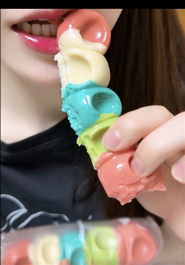 人気すぎて売り切れてた5色の噛めない飴が遂に再販きたー！🥹🍬 5種類のフルーツの味なんだけど、ほんっとに美味しくてリアルに何十本もハマって食べてるからまた買えるようになって嬉しい‪😭 寒くなってきてかなり溶けにくくなってるから、今の時期はかなりおすすめ🫪🔥 気になってた子はぜひ試してみて✨️ #トクトクSALE #噛めない飴 #中国お菓子 #asmr #ハロウィンSHOP