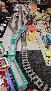 Rundnase mit EA-Wagen fährt aus dem Bahnhof aus [GER]