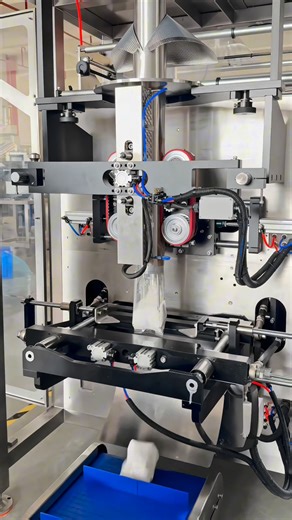Milk Powder VFFS Packing Machine for Gusset Bag & Pillow Bag | 200g–1kg Automatic Powder Packaging This vertical form fill seal machine is designed for milk powder and similar fine powders. Compatible with pillow bags and gusset bags, using an auger filler for accurate dosing. Stable sealing, dust control design, and suitable for 200g to 1kg retail packaging. Perfect for food factories and dairy production lines. #milkpowderpackingmachine #vffs #packingmachine #augerfiller #powder #foodprocessin