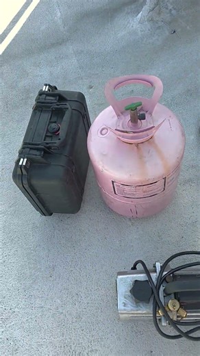 商业的package unit漏冷媒，还好今天不是很热～空调设备最怕的是漏冷媒～如果空调设备很旧，十几年以上，补一点冷媒是正常的～但是如果机器只有三两年就缺冷媒了，那一定是哪里有漏！这个处理起来最麻烦