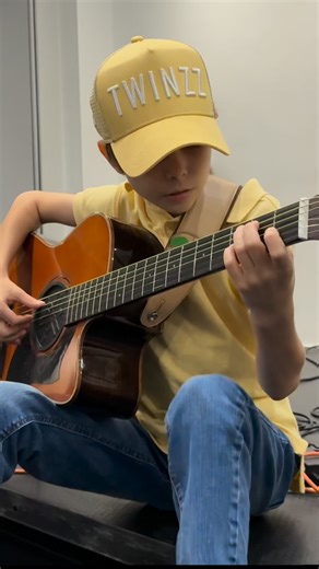 56K views · 8.1K reactions | Hey Hey - Big Bill Broonzy (Eric Clapton) #blues #chicagoblues #fingerstyle #tempo #music #rythm #ericclapton #guitar #acoustic #foryou #leonardopatrick | Leonardo.patrick2202 | Facebook