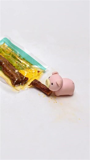 吃几根辣条呀～🐷Look How Good My Piggy is at Eating! #shorts #stopmotion #mukbang #funny #animatio #cute