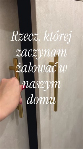 Dom w Zdrojówkach 3 🤍 on Instagram: "Czy są rzeczy, które bym zmieniła w naszym domu? Jestem z osób, które nie lubią mieć nic na wierzchu. Planując małą łazienkę, wiedziałam od razu, że w tej zabudowie będzie stała pralka. Wszystko fajnie, schowane. Mimo, że mogę się tam wyprostować, mimowolnie wchodząc schylona w tej pozycji zostaje. Uważacie to za błąd? W końcu nie spełniam tam pół dnia. Ps. Kiedyś będzie tam regał na chemię, spokojnie :) #fail #blad #budowadomu #pralnia"