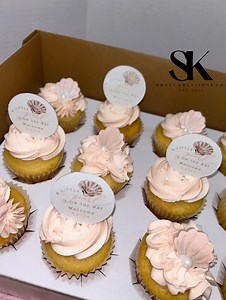 Let’s decorate some vanilla cupcakes this time. Which 🧁 would you choose, vanilla or chocolate, or one of each😋••••••••••••••••••••••••••••••••••• #cupcakes #cake #vanilla #buttercream #piping #bts #babyshower #itsagirl #apearlisontheway #baker #treatmaker #explorepage #foryoupage #selftaught #supportsmallbusiness #smallbusinessowner #orlandobaker #instadaily #shoplocal #shopsmall #homebakery #fyp #reels #reelsofinstagram #reelsdaily | Sweet Kreations Co.