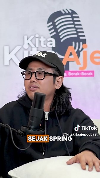 Shashic in the house! Dulu, beliau pernah dianggap tak akan ke mana-mana hanya kerana kekurangan dirinya yang gagap. “Saya anggap diri saya macam spring… lagi ditekan, lagi saya terbang tinggi.” Apa yang sebenarnya membuatkan beliau berani melangkah ke depan dan terjun ke dunia seni? Kenali lebih dekat kisah dan perjalanan Shashic, hanya di Kita Kita Aje Podcast 📆 Khamis | 11 Disember 2025 ⏰ 8:00 malam #KitaKitaAjePodcast #PodcastMalaysia #BoosterMinda #VitaminMinda