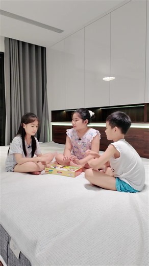 Trò chơi tuổi thơ của bác nào đây ạ? Nhìn 3 chị em con ngồi quây quần tính toán từng ô, rôm rả tranh luận luật chơi bằng tiếng Anh mới thấy thời gian trôi nhanh thật. Bồi hồi sống lại cả một trời tuổi thơ! Ngày trước mẹ con cũng mê trò này lắm! Chỉ cần vài vạch phấn trên nền sân gạch, thêm dăm ba cục đá, cục sỏi nhặt ngoài vườn. Thế mà chiều nào cũng ngồi say sưa, mẹ gọi về ăn cơm còn chả buồn đứng dậy. Các con cứ vừa chơi trò dân gian, vừa tranh biện, nhường nhịn, bàn bạc bằng tiếng Anh thì ngô