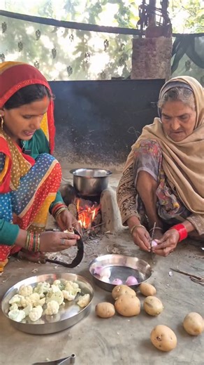 MEECOMEDY on Instagram: "मम्मी ने दादी को चाय और पौरोटिक खिलाया #funnyshots #funnyvideos😂❤️⭐️trending😀😀 #funnyvideo #meecomedy #funnyvideos😂"