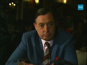 🗝 CHASTITY IS THE NEW VICE. En 1988 dans "Bains de minuit", Thierry Ardisson reçoit un fabricant de ceintures de chasteté. Un business peu commun et pourtant très juteux, abordé avec flegme par ce chef d'entreprise britannique ! Mais si la plupart des utilisatrices sont consentantes, qu'en est-il des autres ? | INA