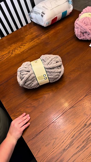 DIY Chunky Knit Pillow Tutorial in 70 Seconds