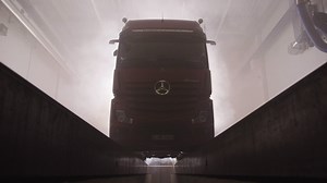 48K views · 964 reactions | Gerade rechtzeitig zur IAA Nutzfahrzeuge präsentiert Mercedes-Benz Trucks das neue Flaggschiff. Schaut euch hier den Trailer für den neuen Actros an – der sicherste, effizienteste und bestvernetzte Truck aller Zeiten! ▶ mb4.me/DerNeueActros | Mercedes-Benz Deutschland | Facebook