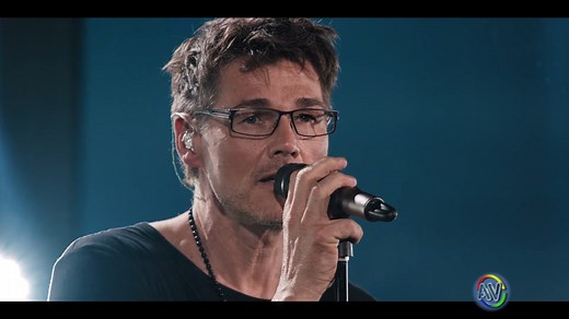 a-ha - Take On Me (Live From MTV Unplugged) «Take on Me» es una canción del grupo noruego de pop A-ha. Paul Waaktaar-Savoy, Magne Furuholmen y Morten Harket compusieron la primera versión​ y Tony Mansfield se encargó de la producción.​ Además de los sintetizadores, presenta una instrumentación variada, que incluye guitarra acústica, teclados y batería. Originalmente, la publicaron como sencillo para Europa en 1984, sin incluirla en ningún álbum, y tuvo una recepción comercial discreta.​ Alan Tar