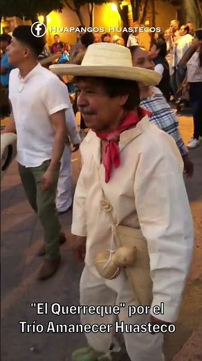 Así bailaron "El Querreque" con el trío Amanecer Huasteco en el centro de Querétaro