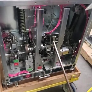 Charging a 25kV EATON / Westinghouse VCP-W vacuum circuit breaker with the front cover removed. It only takes about 30 strokes to charge it😁. You can see the closing spring being a little bit with every stroke. #mediumvoltage #highvoltage #electrician #electricalengineering #electricalsubstation #netatesting #ibew #eaton #westinghouse #cuttlerhammer Repost from @mvaclub | High Voltage Industries