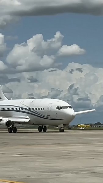 Exploring the Cheapest Boeing 737!