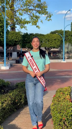 Gabriela Moore | Modelo on Instagram: "Ser su reina ha sido el honor de mi vida, principalmente porque me permitió transformar el privilegio en acción. Me despido con la satisfacción de haber honrado mi compromiso, no desde la vanidad, sino desde la empatía y la solidaridad. Que este año sea recordado como el tiempo en el que nos unimos por los más vulnerables. Me voy con las manos vacías de metal, pero con el alma llena de gratitud y amor por mi gente. -Con amor y cariño su Reina de Cultura 202