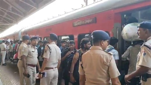 6.2K views · 103 reactions | A passenger of 13021 Up Howrah-Raxaul Express praising the passenger friendly crowd control measures adopted by Railways at Howrah station. | Eastern Railway Headquarter | Facebook