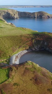 Kennt ihr Solfach (Solva) in 📌Pembrokeshire? Die Aussicht auf den schnuckeligen kleinen Hafen bei Sonnenuntergang ist sagenhaft und im The Ship kann man gemütlich am Kaminfeuer seinen Drink 🍺nehmen. #Reiseziele #wales #visitwales #pembrokeshire | Wales Entdecken