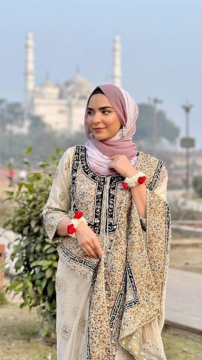SABA JAFRI on Instagram: "Try this simple hijab tutorials for wedding and thank me later.✨ Wearing @pastel_parrots ombre chiffon hijab. Link in their bio to shop.  . #hijabtutorial #aethetic #sunset #architecture #indianaesthetics #indianblogger #fashionstyle #hijabi #modestblogger"