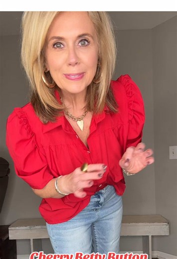 Adorable puffy sleeve , button down top! This top is perfect for spring ! #tops #top #springtops #tiktokshopcreatorpicks #tiktokshopspringglowup @Cherrybetty