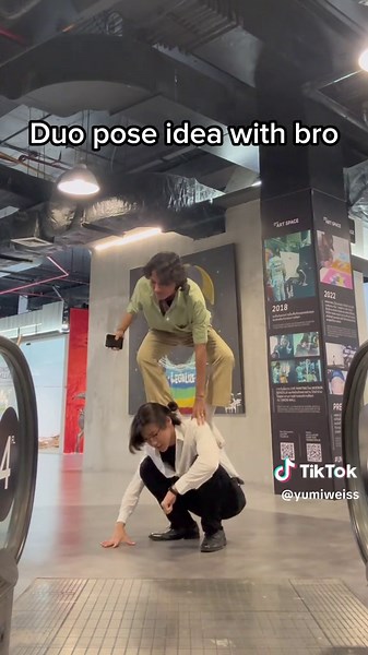 Creative Duo Pose Ideas for Photography Enthusiasts