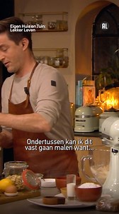 Zo makkelijk is het dus om zelf amandelspijs te maken! En dat komt goed van pas tijdens het weekend van de Sint. Hugo laat je in zo'n halve minuut zien hoe je dat doet. Dat wordt gegarandeerd smullen! 😋 | RTL Wonen