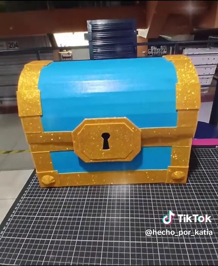 Cómo hacer un cofre de Clash Royale de cartón