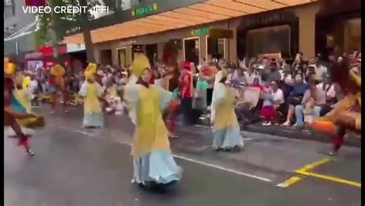WATCH: PERFORMANCE SANG TRIBU PAGHIDAET SA AUCKLAND, NEW ZEALAND, GINDAYAW SANG MGA TUMALAN -AW Gindayaw sang mga tumalan-aw ang ginpakita nga performance sang 2025 Dinagyang Festival Champion nga Tribu Paghidaet sa Auckland New Zealand sang damlag lang. Ang grupo ang gindala sang Iloilo Festivals Foundation Inc. (IFFI) nga kabahin sang pag promote sang kilala nga Dinagyang Festival sang syudad sang Iloilo kag nagpakita sang madinalag-on nga kultura, tradisyon, kag espiritu sang mga Ilonggo. Kal