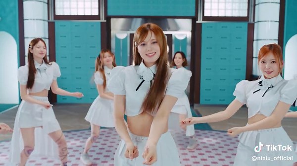 NiziUの『LOVE LINE -Japanese ver.-』パフォーマンスビデオ