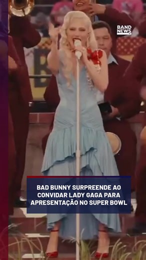 O cantor Bad Bunny animou o show do intervalo do Super Bowl, final da National Football League (NFL), a liga de futebol americano. O porto-riquenho convidou a cantora Lady Gaga para fazer uma participação especial. Gaga surgiu cantando uma versão em salsa de “Die With A Smile”, única música cantada em inglês no show inteiro. Além dela, o também porto-riquenho Ricky Martin apareceu cantando “Lo Que Le Pasó a Hawaii”, que tem a letra mais política do álbum Debí Tirar Más Fotos, de Bad Bunny, que v