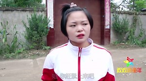 妈妈用驾车子拉姐妹上地，欢欢玩的太开心从车上倒下去，安全第一