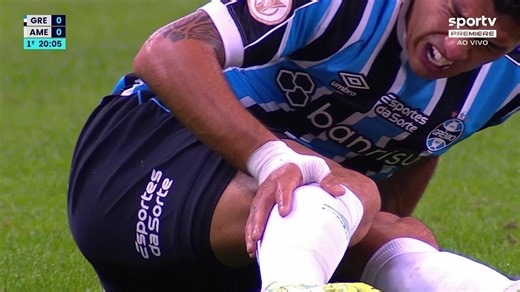 Aos 19 min do primeiro tempo - Luis Suárez sente o joelho após dividida