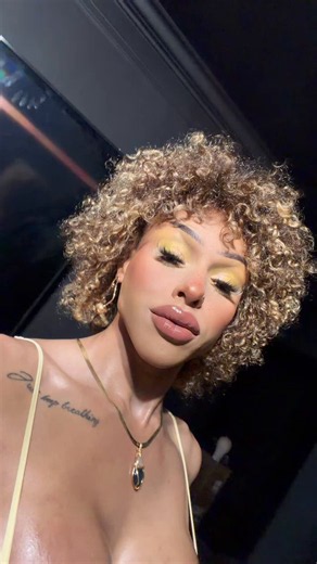 Light-skin, slim, big boobs , and no waist 💛What more could you ask for?
