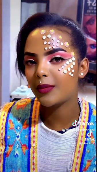 Tris makeup school (@trismakeupschool)’s videos with original sound - Tris makeup school