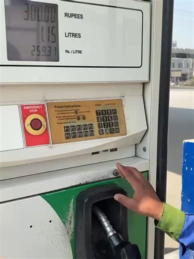 Myth vs Reality !!! Nozzle press karne se quantity change nahi hoti. Part 1 #sadaatfillingstation #PetrolQuality #CustomerTrust #LocalBusiness #petrolpump #WahCanttLife #ForYouPage #TrendingInPakistan #PakistanTikTok #BusinessTok #ForYou #viralvideo #pso #FYP #onthego #SadaatFS #myth #unfreezemyacount#part1