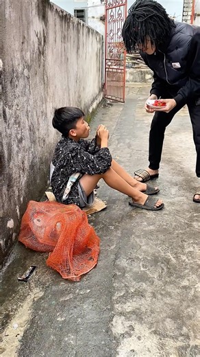 cậu bé vô gia cư ăn dâu tây của người lạ bị bắt cóc #shorts