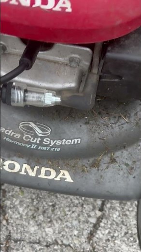Checking the Honda Quadra cut lawnmower HRT 216 for ignition