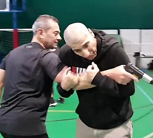 97_Self defense techniques #disarm #disarming #selfdéfense #selfdefense #selfdefenseplug #selfdefensetraining #martial_art #martial_arts #martialarts #martialart #martialartist #martialartslife | Self Defense Tips