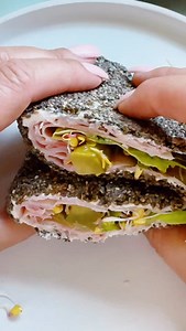 Bez mąki, bez węgli - wrap z nasion chia ‼️😀❤️ pełen białka, błonnika i zdrowych tłuszczów! Ten keto wrap z nasion chia to absolutny hit dla każdego, kto szuka szybkiego, sycącego i turbo zdrowego śniadania albo lunchu do zabrania na wynos. ✅ idealny na diecie keto ✅ naturalnie bezglutenowy ✅ gotowy z 3 składników 🔍 Dlaczego warto go zrobić? Bo jedna taka porcja to prawdziwa bomba wartości odżywczych: 🥄 20% białka 🥄 32% dziennego zapotrzebowania na magnez 🥄 5× więcej wapnia niż mleko 🥄 2× 