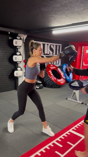 It had been 2 years since I put on a pair of boxing gloves. I was seriously sore for 3 days 😂 It’s always a good idea to get videos when boxing that way you can clearly see what you’re doing wrong. I’ve got a lot to work on (not that I’m planning on going pro 🤣) but most importantly it got me excited to start boxing again 🥊. ……………………. Ça faisait 2 ans que je n'avais pas mis de gants de boxe. J'ai eu très mal pendant 3 jours 😂 C'est toujours une bonne idée d'avoir des vidéos lors de la boxe d