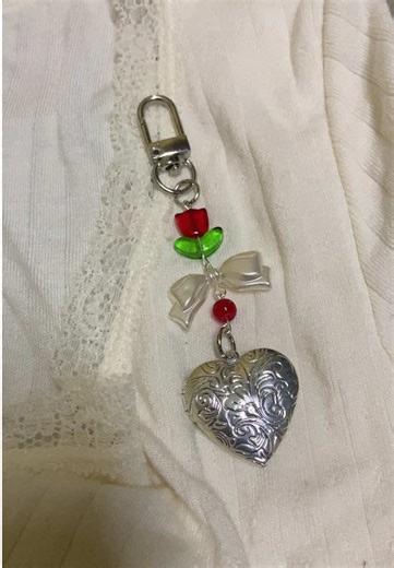 Locket keychain🌷🎀 Customized photo included✨ Dm to order ✉️ Available in different color #locketkeychain