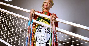 A 63 ans, elle bat le record du monde des ongles les plus longs du monde