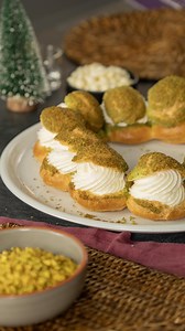 Diese Windbeutel sind ein echtes Highlight auf jeder Kaffeetafel 💚 Der lockere Brandteig wird mit einer feinen Pistazienkruste gebacken und anschließend mit einer zarten Schoko-Rosen-Creme gefüllt. Das Ergebnis ist außen wunderbar knusprig und innen herrlich cremig. Perfekt für Gäste, Feiertage oder einfach, wenn man sich selbst etwas Besonderes gönnen möchte. Die Windbeutel lassen sich gut vorbereiten und sehen aus wie vom Konditor, obwohl sie zu Hause gemacht sind. 🍴ZUTATEN: Für die Pistazie