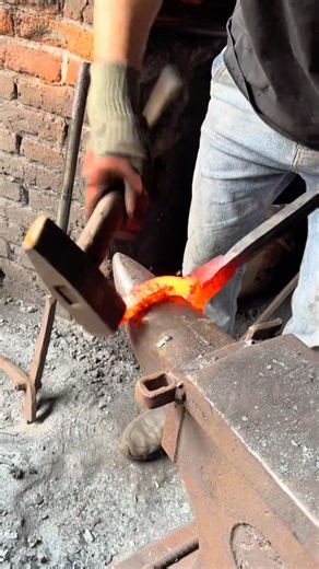 Master craftsman forging round-nose pliers #work #craft